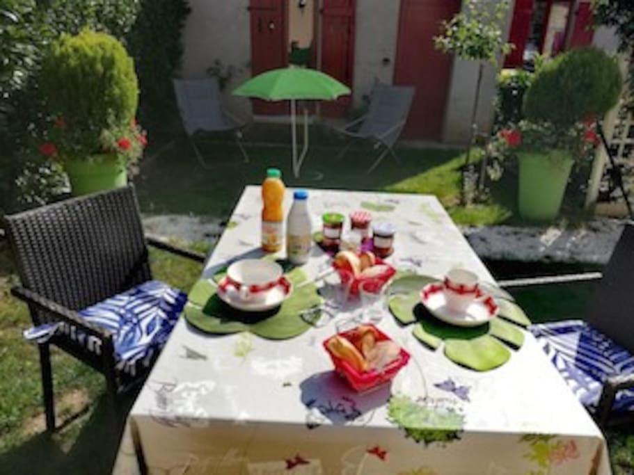 F3 80 M2 Longere Plain Pied Au Centre Auxonne. Villa Bagian luar foto